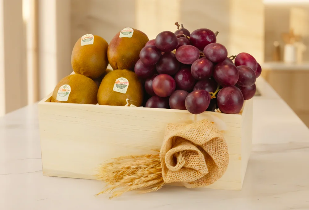 500 Gms of Red Globe Grape and 400 gms of Zespri Gree Kiwi in a wooden tray