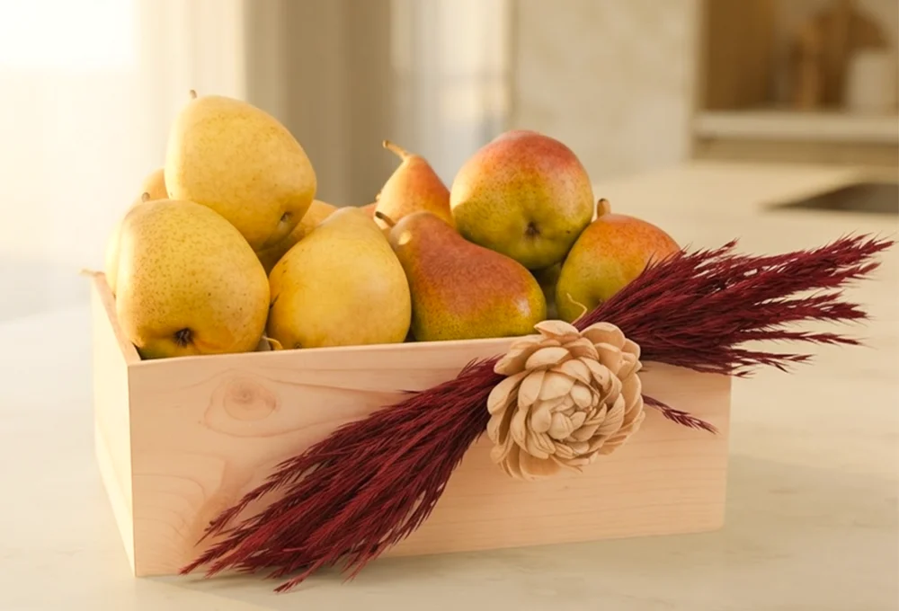 500 Gms of Green Pear and 500 gms of Red Pear in a wooden tray