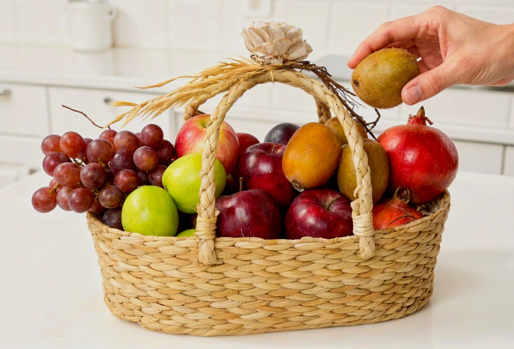 Premium Fruit Basket – Apple, Pomegranate & Kiwi Delight