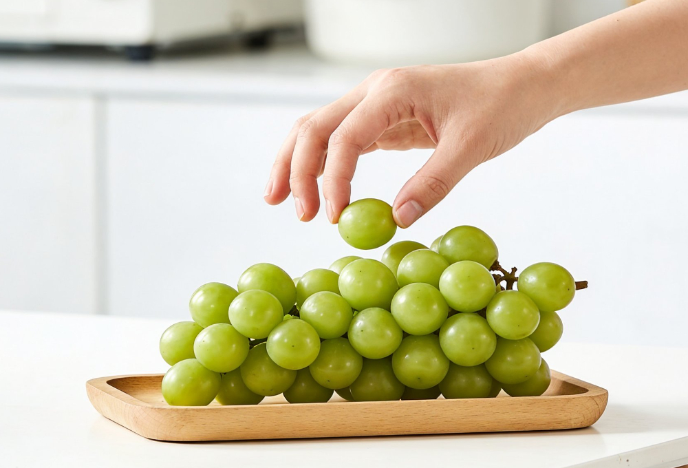 Fresh and sweet Shine Muscat grapes delivered in Mumbai