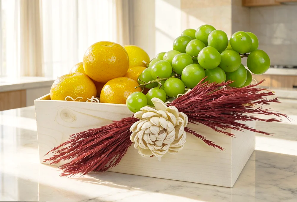 500 Gms of mandrian orange and 500 gms of green muscut grapes in a wooden tray