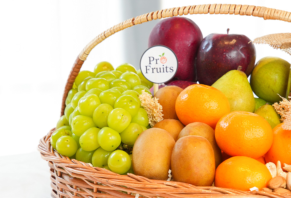 Premium Fruit Basket – Exotic Pears, Mandarins & Grapes Collection