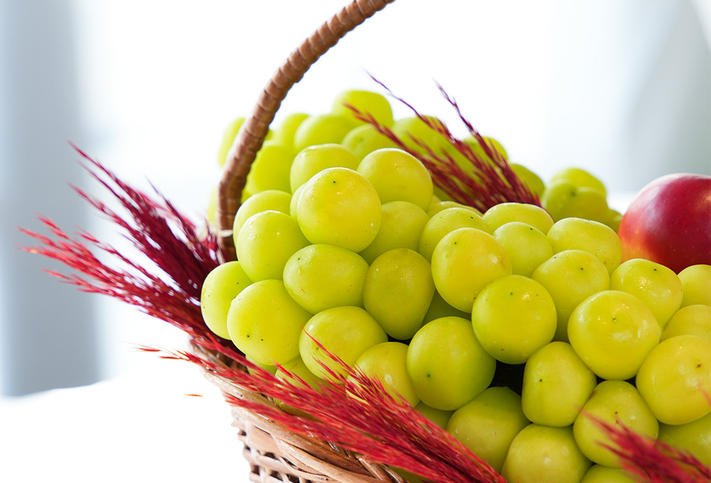 Premium Fruit Basket – Apples & Green Grapes Collection