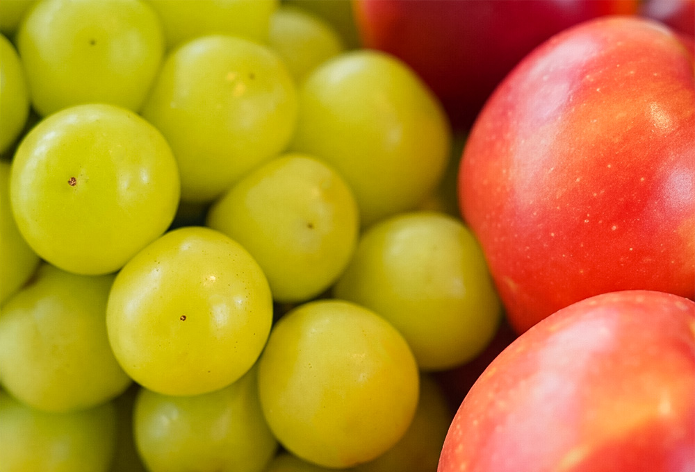 Premium Fruit Basket – Apples & Green Grapes Collection