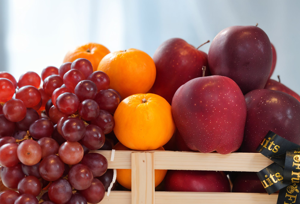 Red Globe Grapes, Mandarin & Apple Luxury Fruit Tray