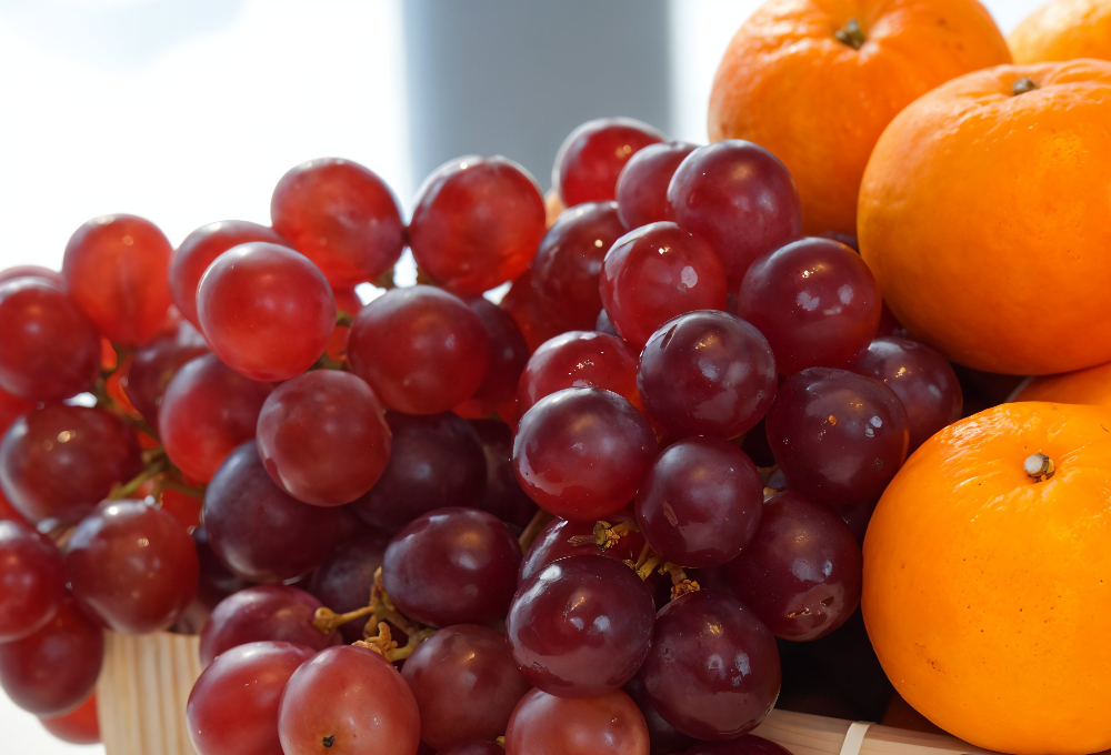 Red Globe Grapes, Mandarin & Apple Luxury Fruit Tray